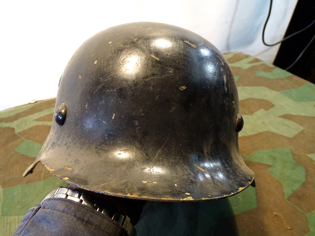 20929-2 Wehrmachts Stahlhelm M 42 mit sandfarbener Afrikakorps Tarnfarbe unter schwarz.