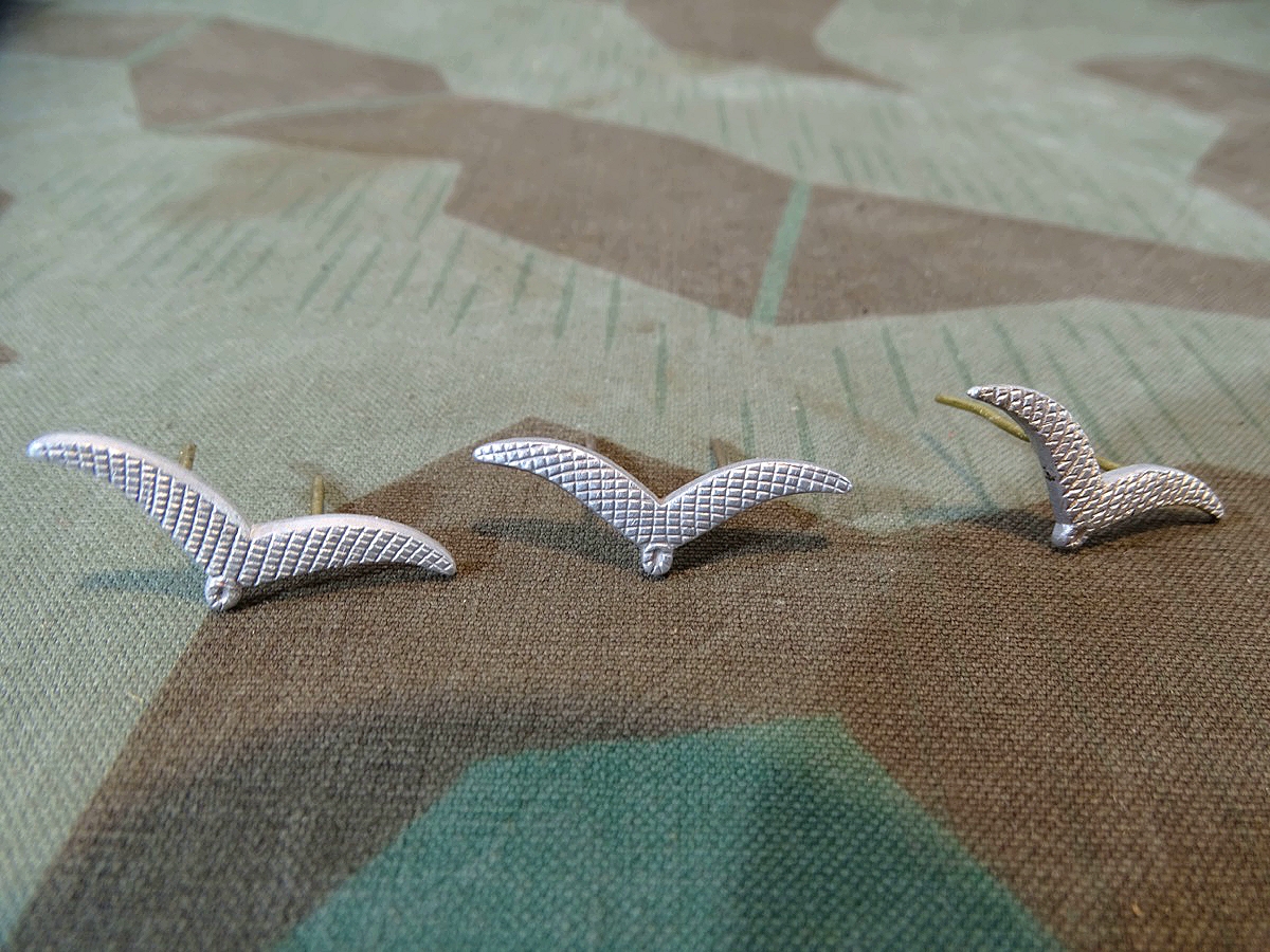 3 frühe Kragenspiegel Schwingen Luftwaffe, Alu, eingeprägte Buntmeteall Splinte, in gleicher Optik