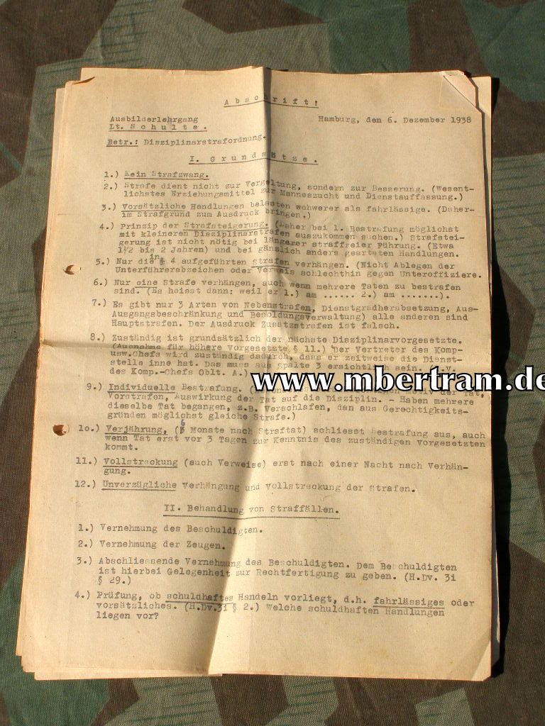 13608-14 Wehrmacht: schwarze, genoppte Kartentasche mit Inhalt