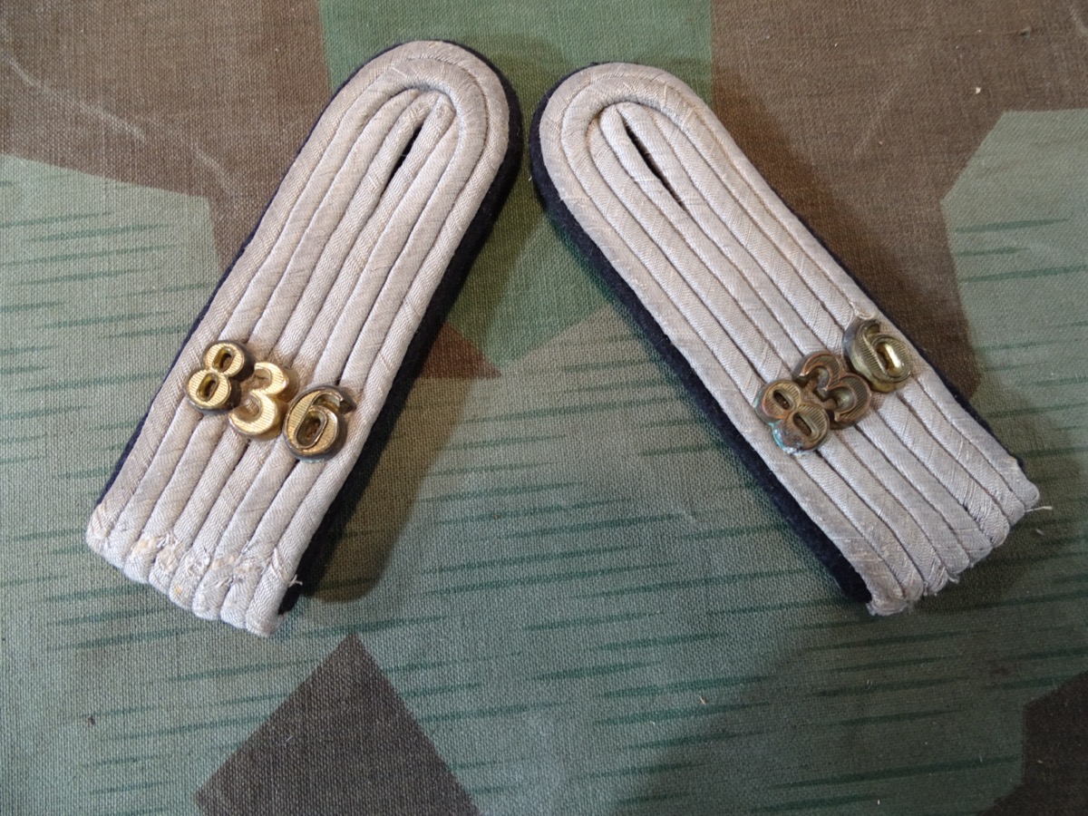 Paar Schulterklappen Leutnant Pionier Bataillon 836 um 1944/45 zum aufschlaufen
