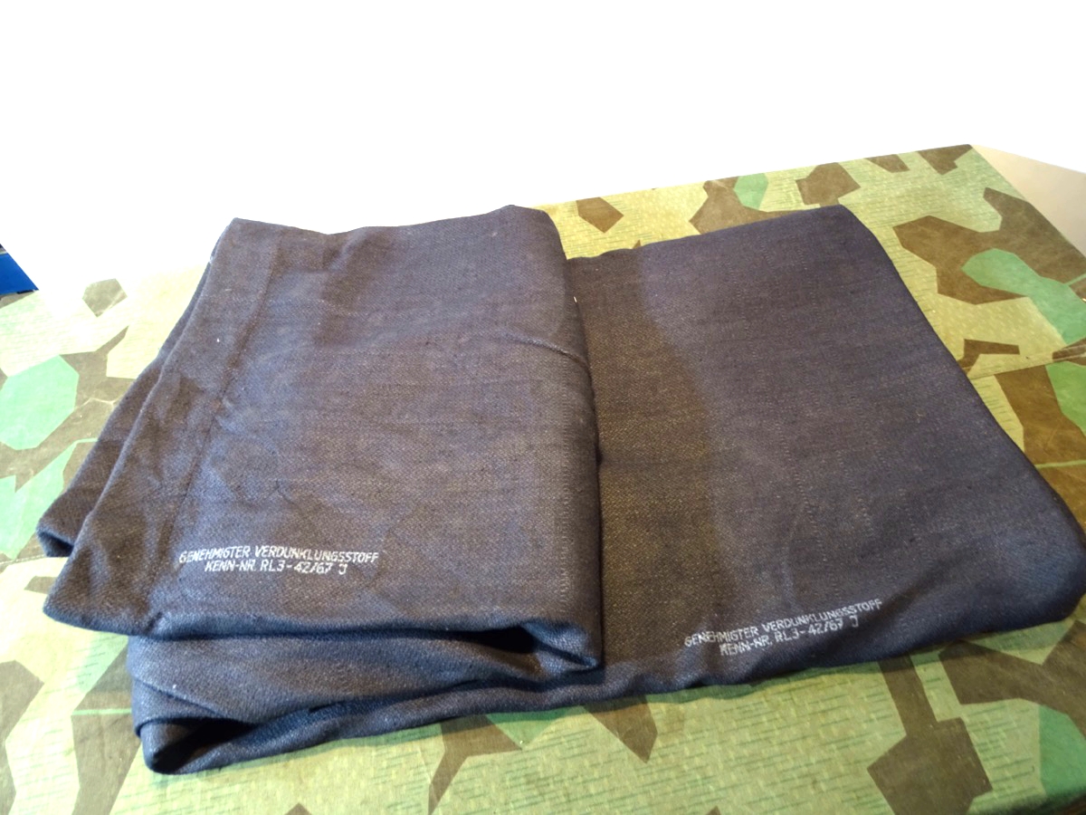 Luftschutz: Amtlich genehmigter Verdunklungsstoff , ca. 110cm B x 238cm L, Top Aufschrift