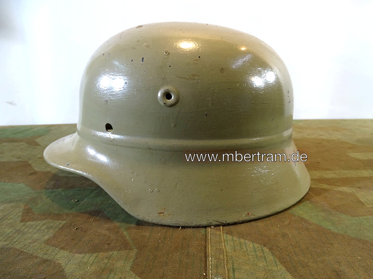 Luftschutz oder Volkssturm Stahlhelm ( Kradmelder Helm ) überstrichen