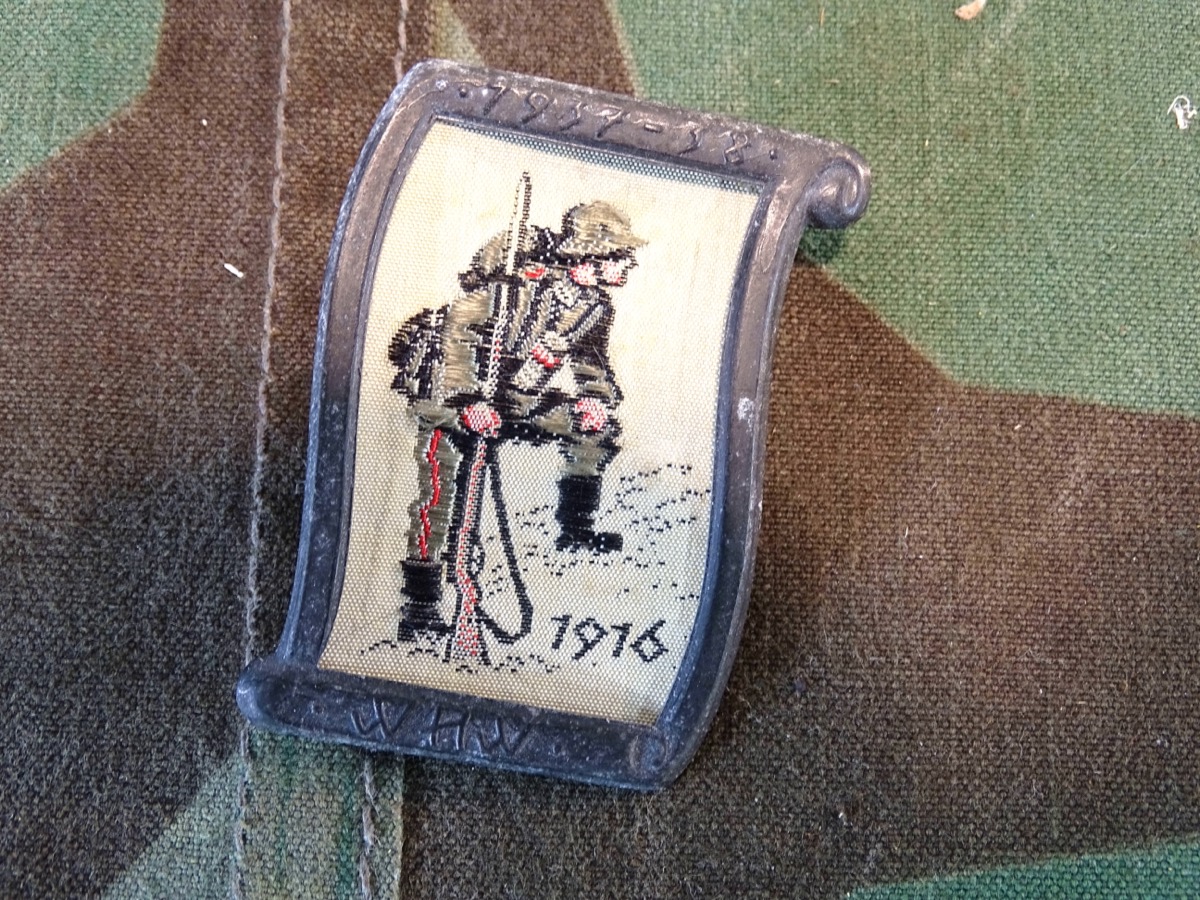 WHW - 1938  " Uniform und Geschichte ", "1916"  Webabzeichen, Metallrahmen