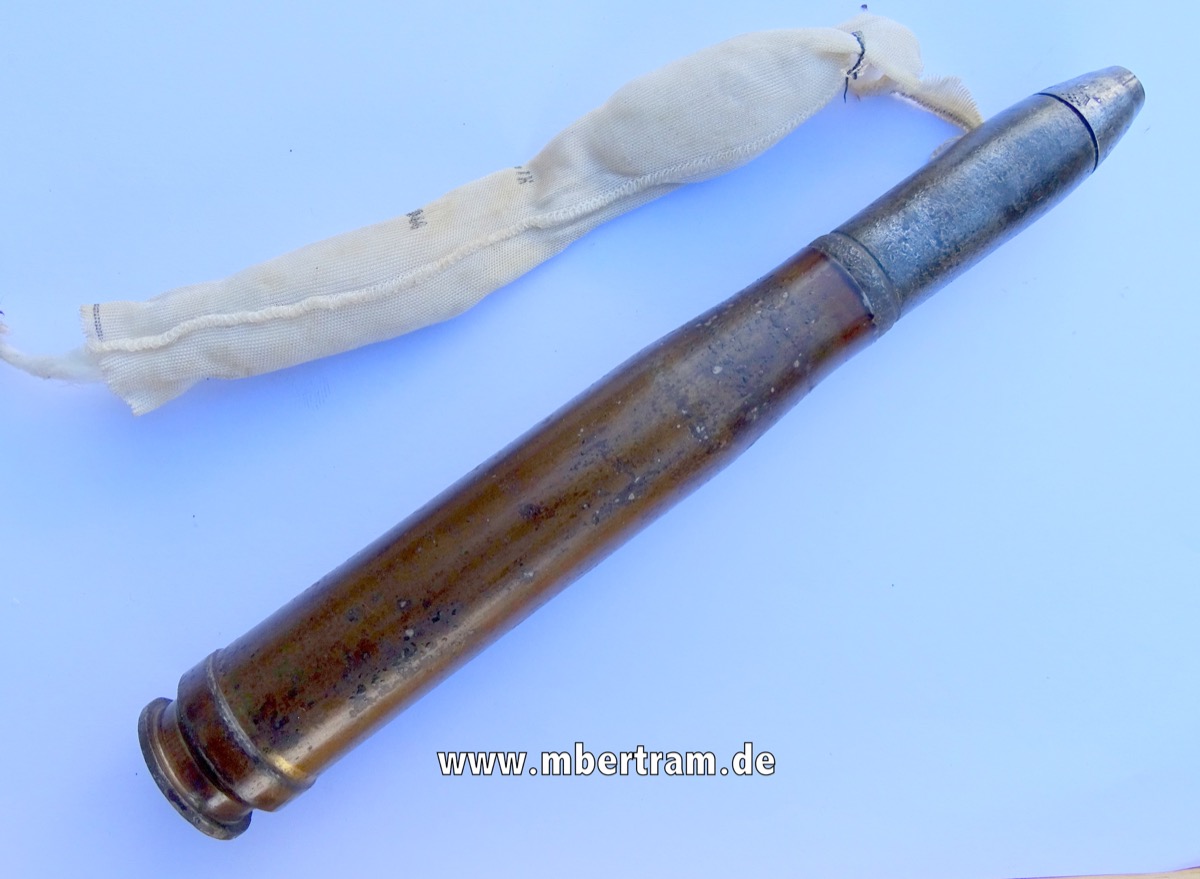 Deko-Patrone 2 cm Flak 38, lackierte Stahlhülse, Eisenzünder, Ladungssäckchen