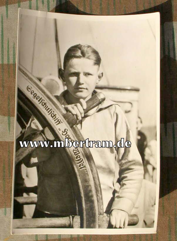 Hitlerjunge am Ruder des Segelschulschiffs Horst Wessel