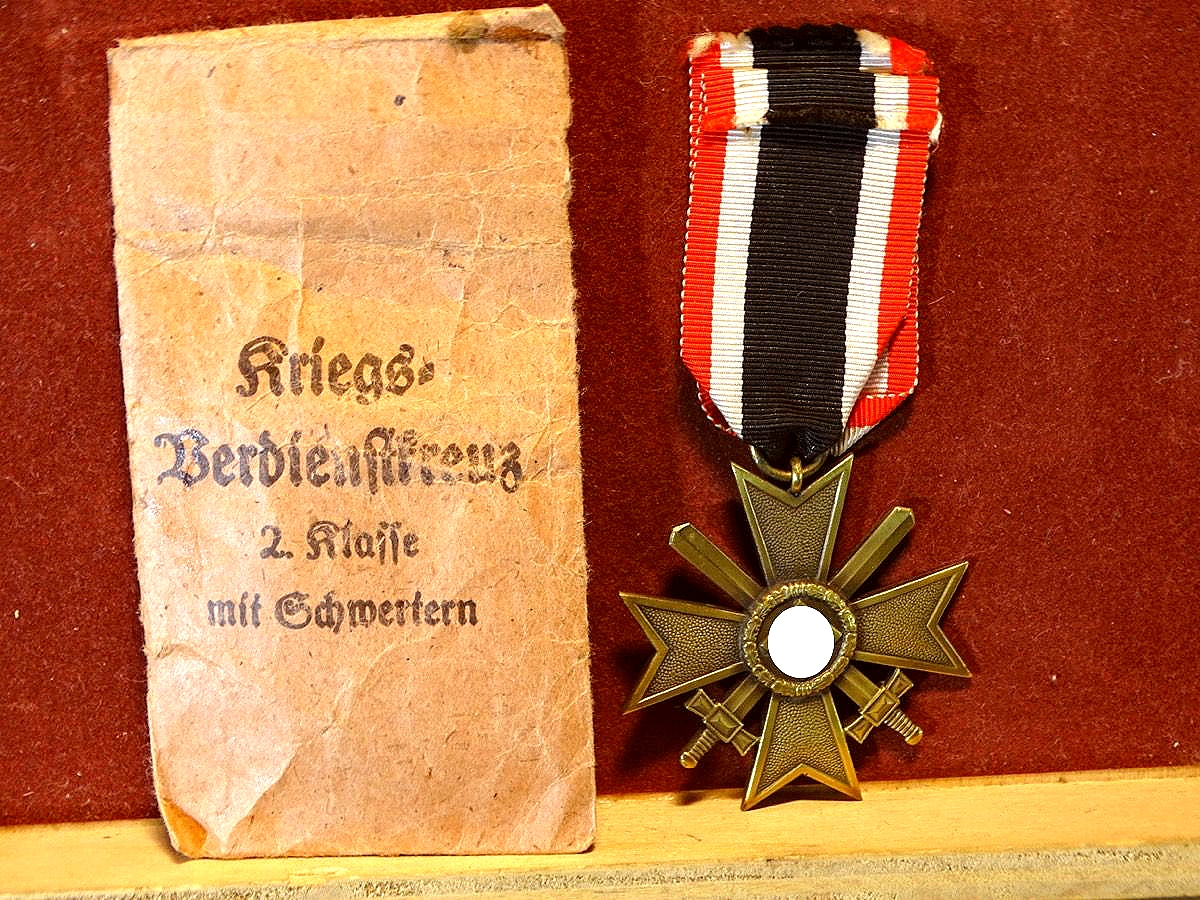 Kriegsverdienstkreuz 1939 mit Schwertern, Buntmetall, o. Hst. Mit Tüte Frank & Reif