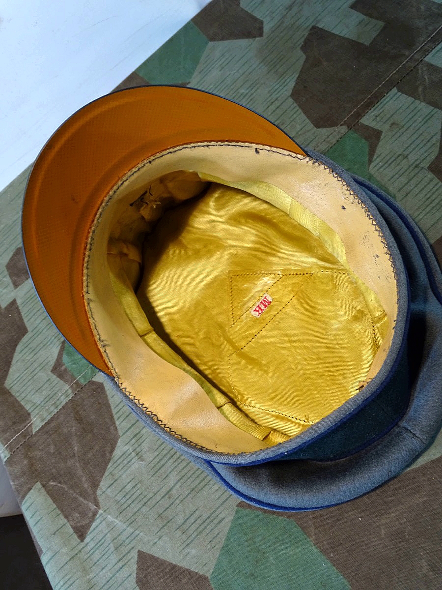 Schirmmütze für Offiziere des Wehrmachts Sanitätspersonals / Arzt, dunkel blaue Paspel. Gr. ca. 56 Schirmmütze für Offiziere des Wehrmachts Sanitätspersonals / Arzt, dunkel blaue Paspel. Gr. ca. 56