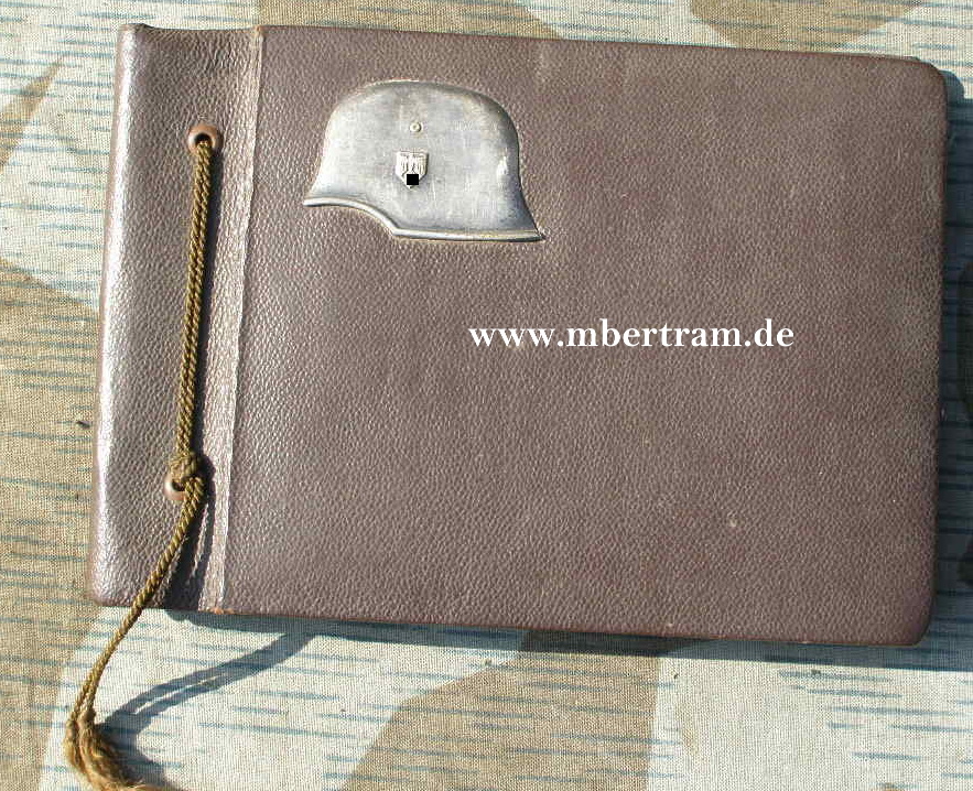 Wehrmachts Dienstzeitalbum m. Stahlhelm, leer, 18 Fotos