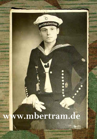 Portraitfoto Matrose Sperrschulverband mit Ausgehuniform.