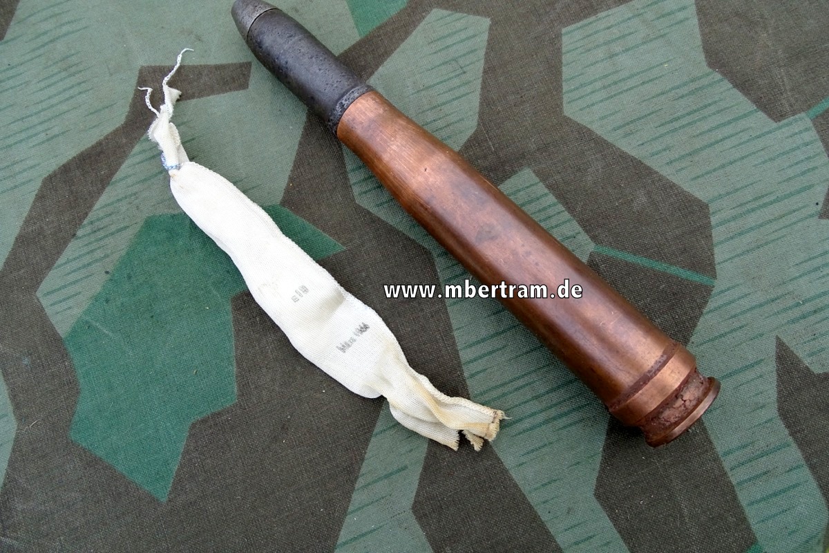 Deko-Patrone 2 cm Flak 38, verkupferte Stahlhülse, Eisenzünder, Ladungssäckchen