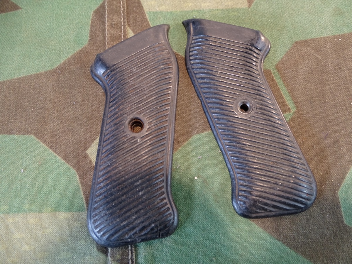 Pärchen Griffschalen für die MP 40, braunes Bakelit. Ohne Schrauben