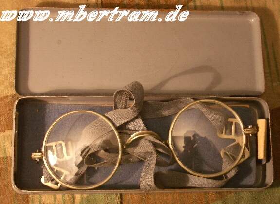 Wehrmacht Dienstbrille, zugeh. Blechdose mit Trägerdaten