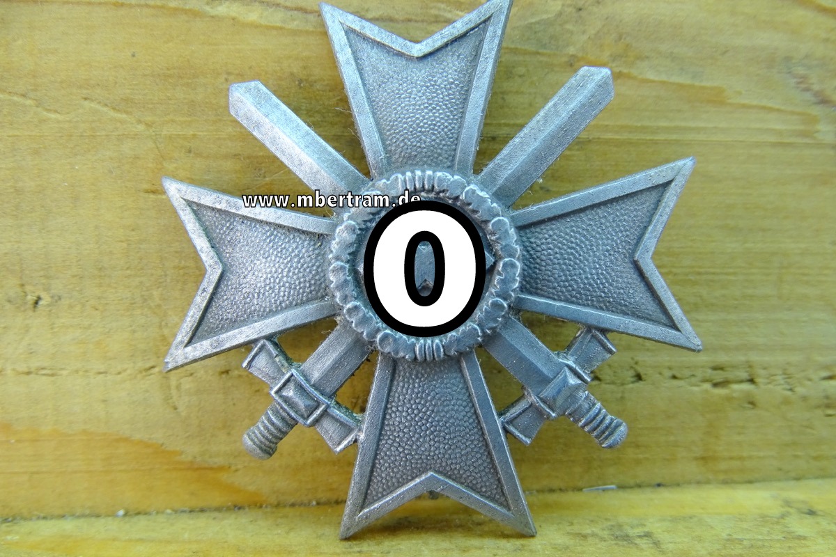 Kriegsverdienstkreuz 1939 1.Klasse mit Schwertern, gewölbt,  Feinzink , L 52