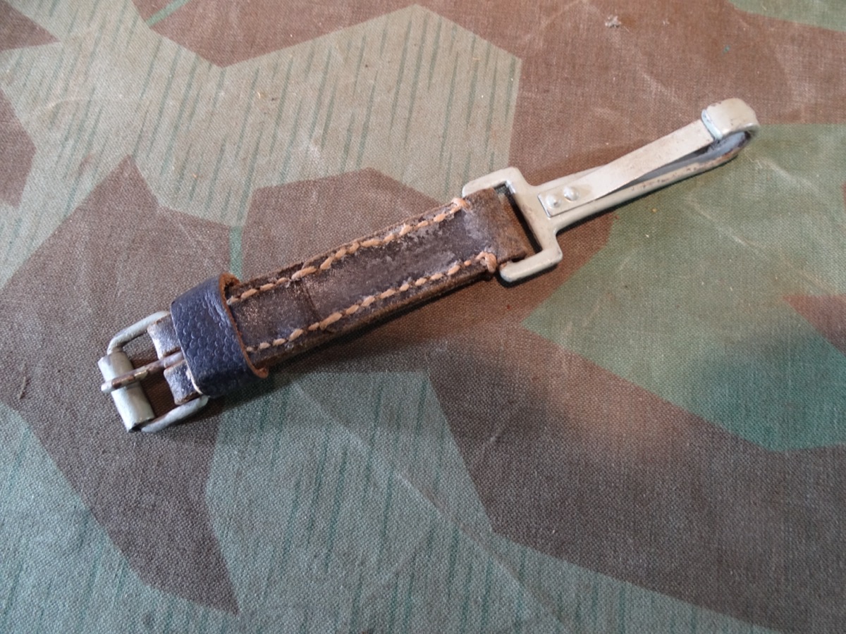 Wehrmacht Rucksackriemen/ Ausrüstungsriemen mit Karabinerhaken zum einhängen