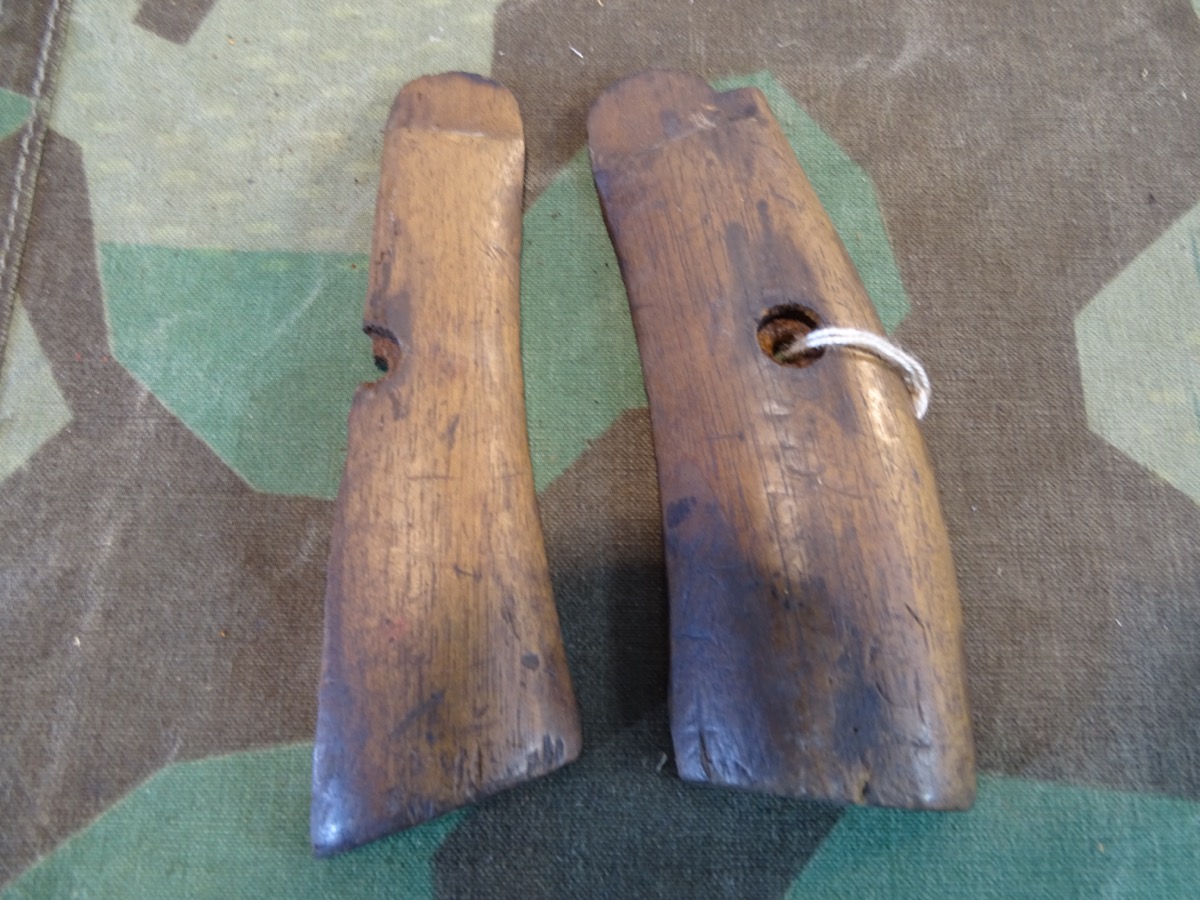 1 gute, 1 defekte Originalgriffschale, wahrscheinlich für deutsche Heeres Signalpistole 1. Weltkrieg?