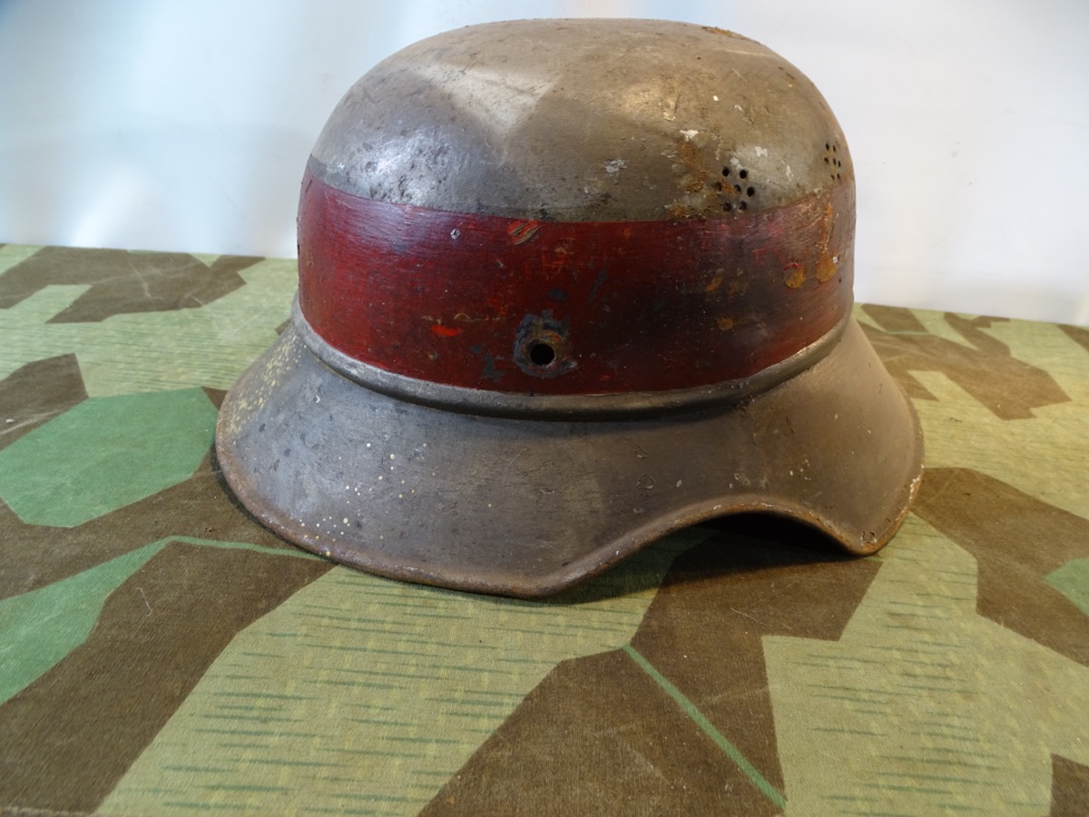 Luftschutz Helmglocke Gladiator Form,  gedunkeltes weiß mit rotem Streifen. Luftschutz Sanitäter. 
