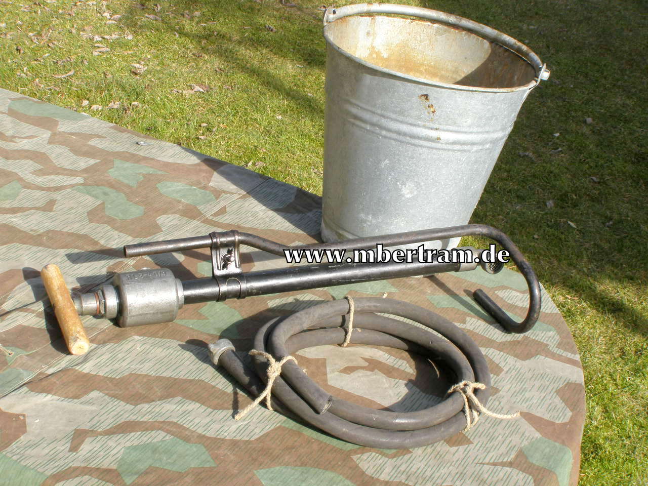 Luftschutz Hand Löschpumpe, mit Schlauch u. Eimer.