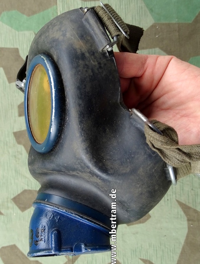 Wehrmachts Gasmaske M 38 von 1942, Gr. 2, Riß auf Oberkannte.