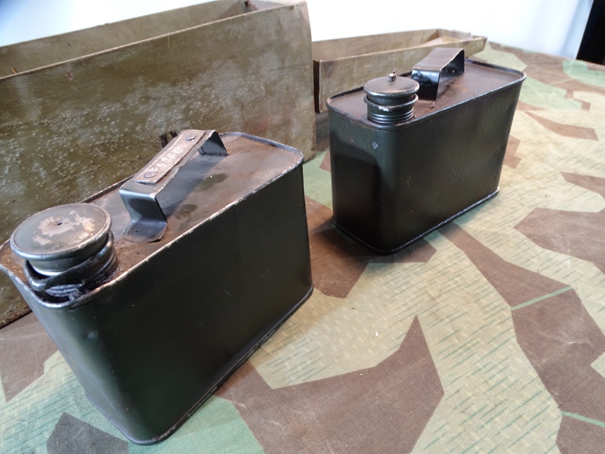 MG 34/ MG 42 Waffenmeister Patronenkasten 34, lehmgelb, "P" mit WaA 1941 mit 2 Waffenölkanistern. MG 34/ MG 42 Waffenmeister Patronenkasten 34, lehmgelb, "P" mit WaA 1941 mit 2 Waffenölkanistern.