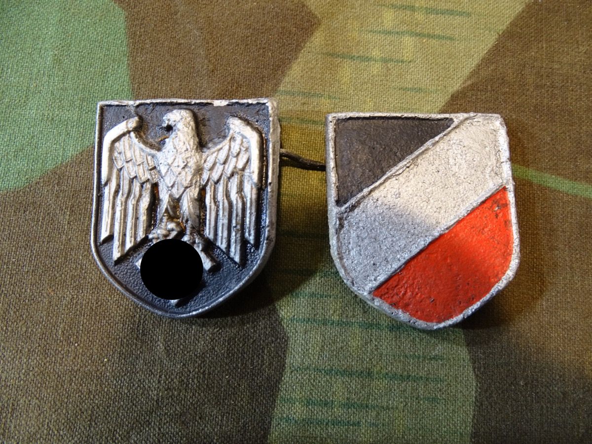 Pärchen Wappen für Wehrmachts Tropenhelm, frühe Stücke, Alu lackiert, alle Splinte dran. Wohl Fundstücke