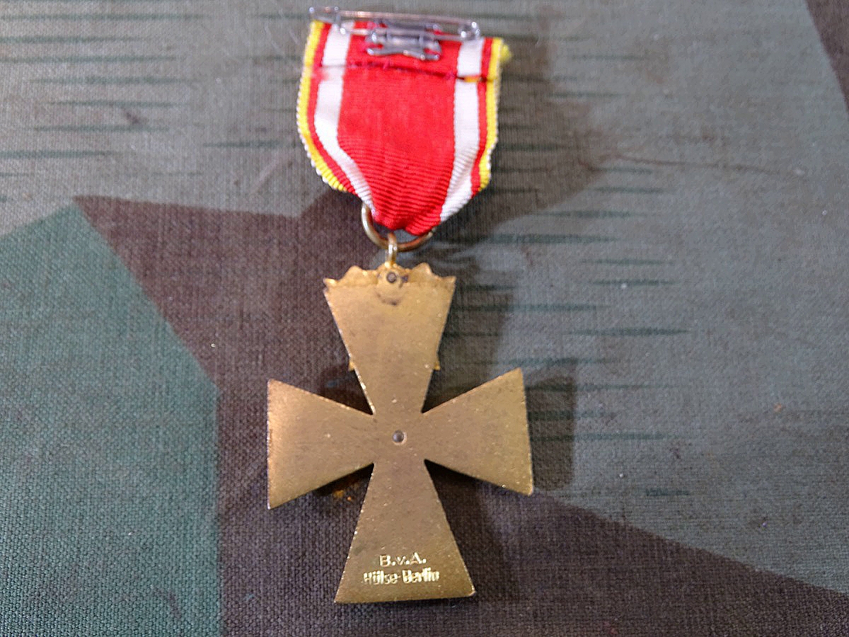 Danziger Kreuz 2. Klasse, vergoldet, emailliert, an Trageband mit Nadel.  Hst.: B.v.A Hülse Berlin. 