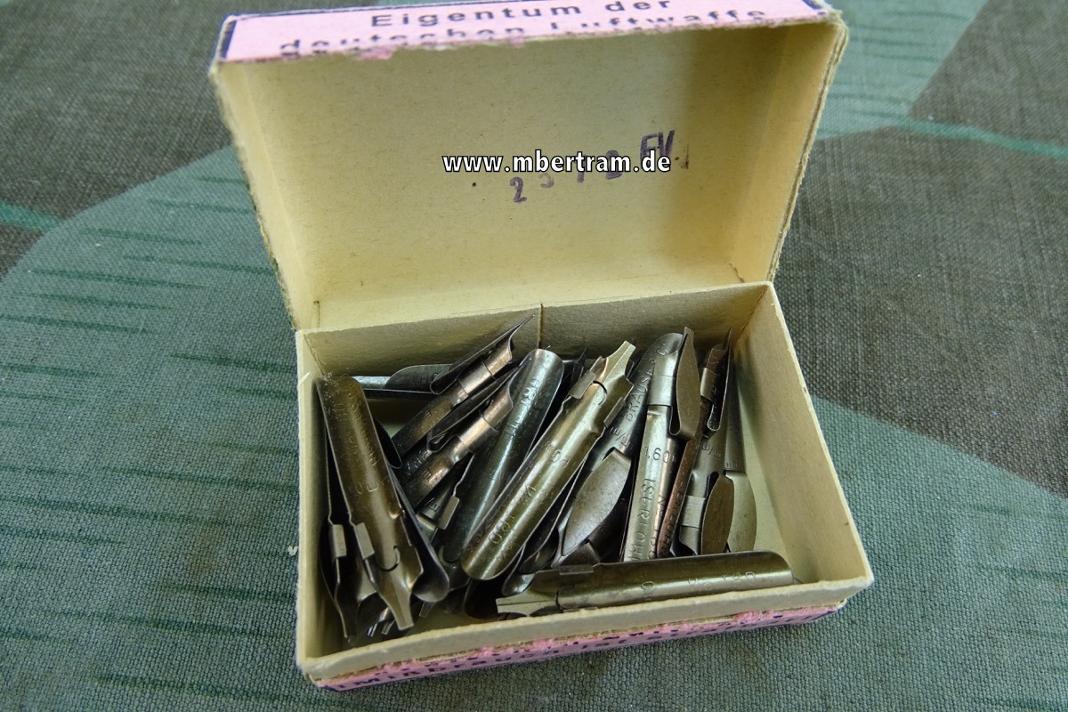 2 Schreibfederhalter mit Federnkarton, " Eigentum der Luftwaffe " ( FFS A/B Guben )