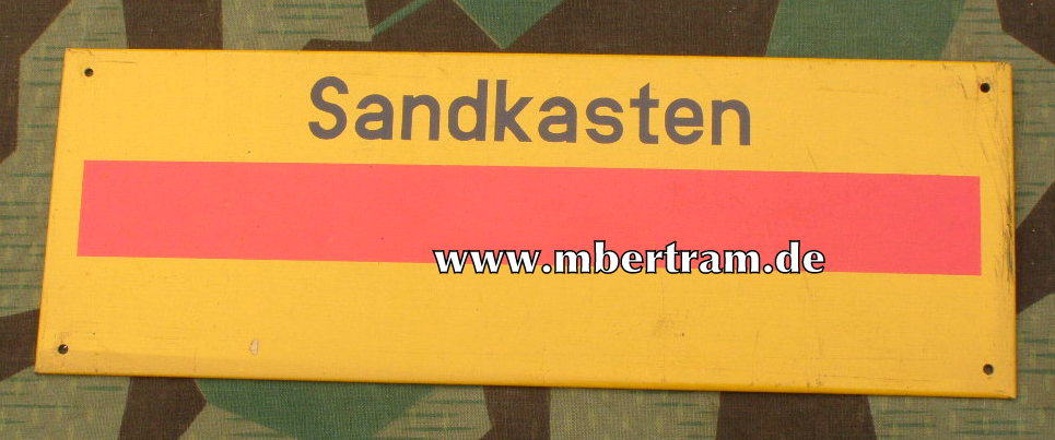 Luftschutz Hinweisschild " Sandkasten " in Signalfarbe