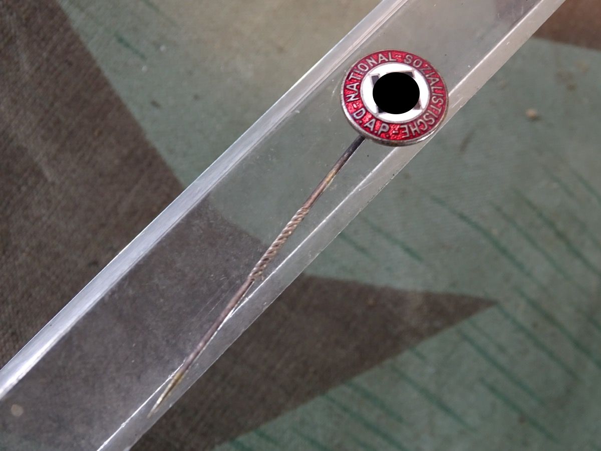 Miniatur NSDAP Parteiabzeichen / Mitgliedsabzeichen an langer Nadel, RZM 63, Steinauer,  ca. 14mm 
