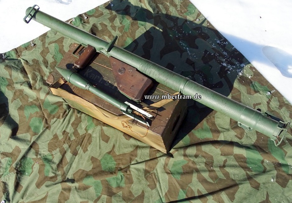 Deko US Bazooka Panzerabwehr Waffe , ca.1,40m mit Rakete 2,36 inch Rocket M6 A 2
