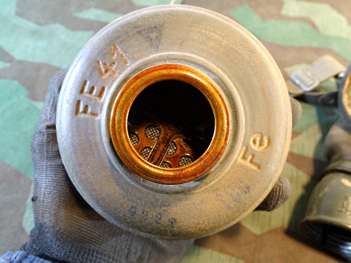 20867-2 Gasmaske Wehrmacht, recht trocken, leichte Risse mit Filter FE 41