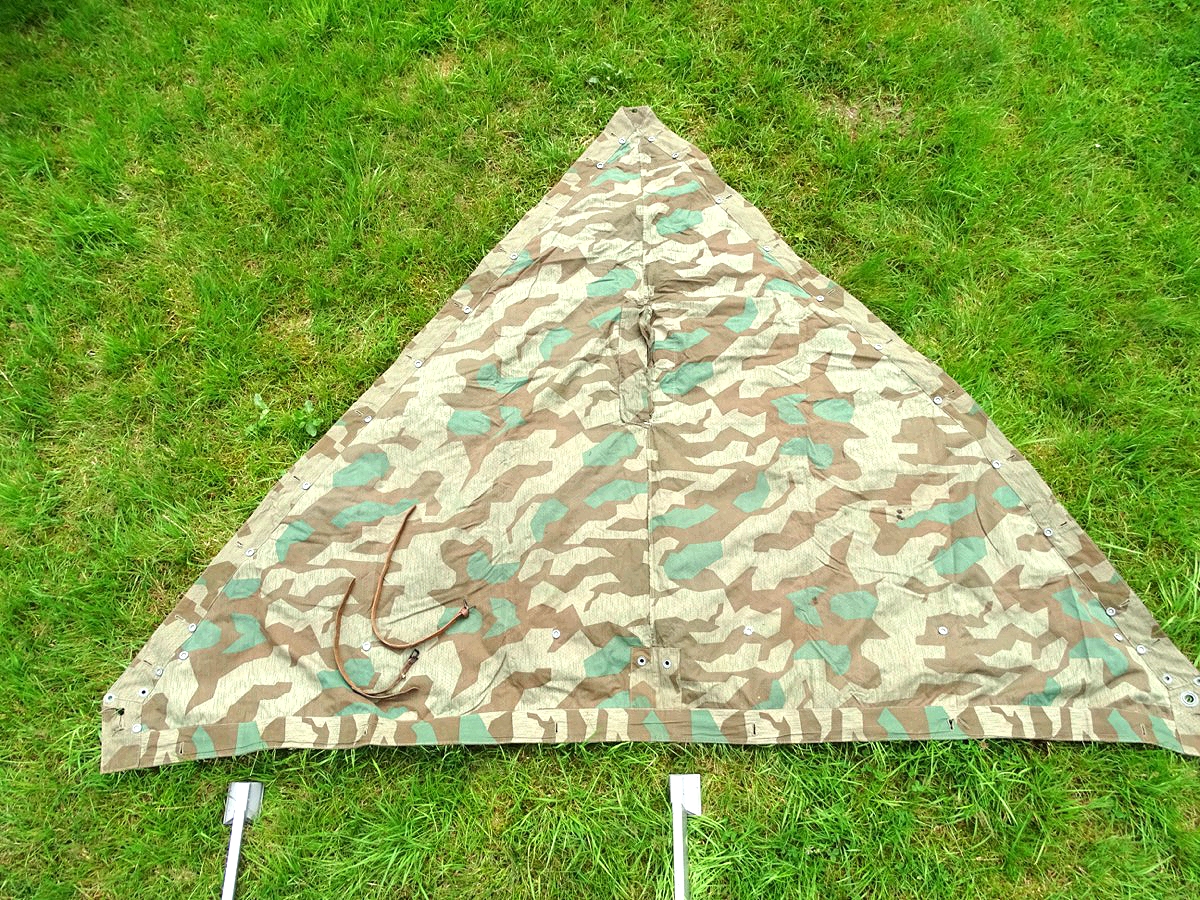 Dreieckszeltbahn Luftwaffe, farbfrisches Tarnmuster, " KG 1 Hindenburg " , 2 Riemen (1) Dreieckszeltbahn Luftwaffe, farbfrisches Tarnmuster, " KG 1 Hindenburg " , 2 Riemen (1)