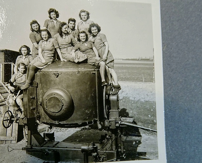2 Dienstzeit Fotoalben einer Frau im RAD Kriegseinsatz als Flakhelferin an einer Scheinwerferbatteri