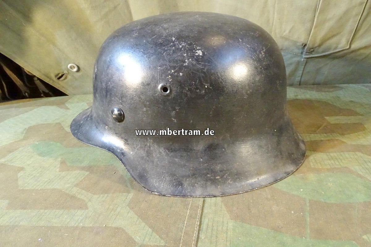 Wehrmachts Stahlhelmglocke M 42, sehr groß. ET 68, Nr 2369, Originalring