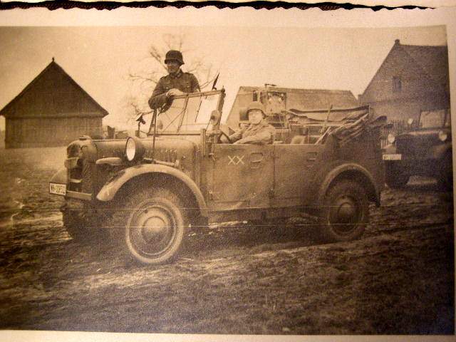 2 Fotos von einem Wehrmachts Geländewagen im Einsatz