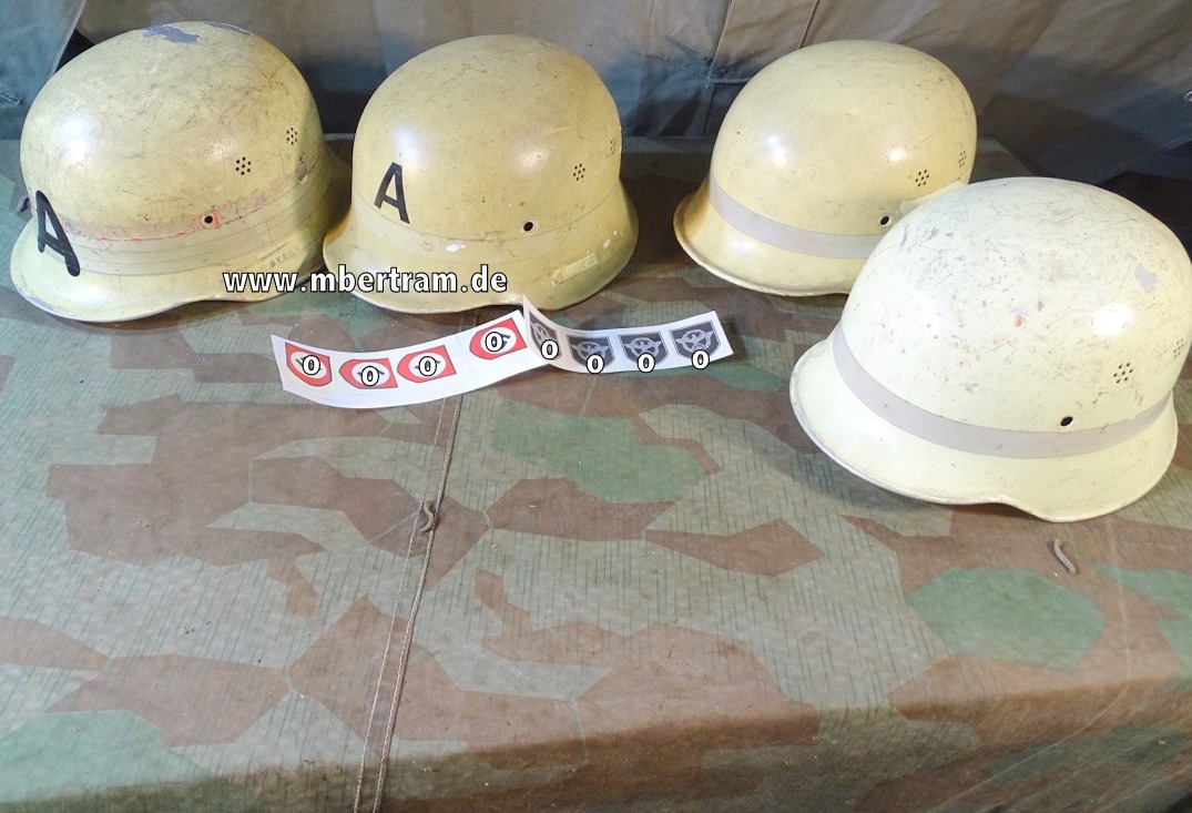 4 Leichtmetall Feuerwehrhelme, Baumuster wie 2. Weltkriegs Stahlhelm