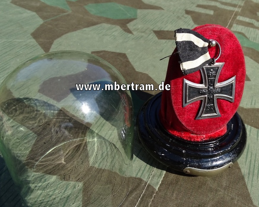 Glasvitrine aus Ordensladen f. Auszeichnungen / Orden, um 1914 z.B.  für EK ( rot)