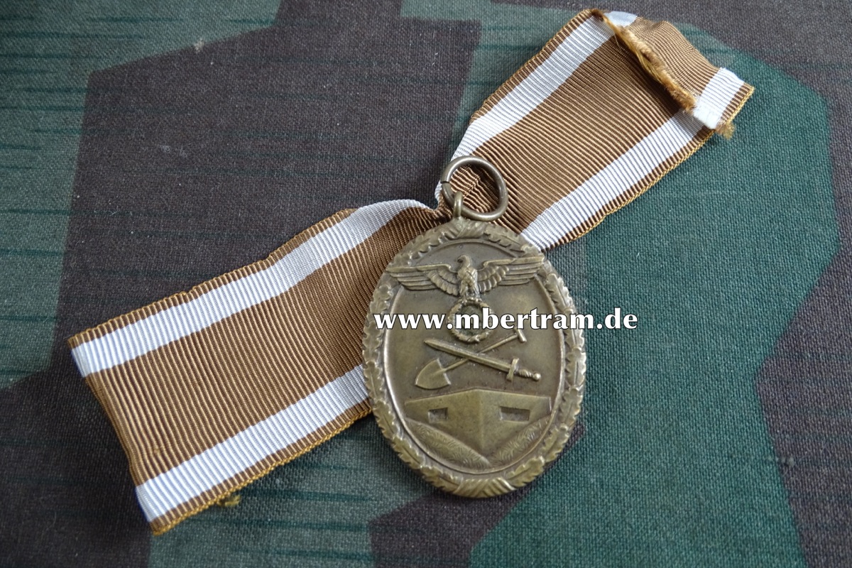 Deutsches Schutzwallehrenzeichen Buntmetall, am Band