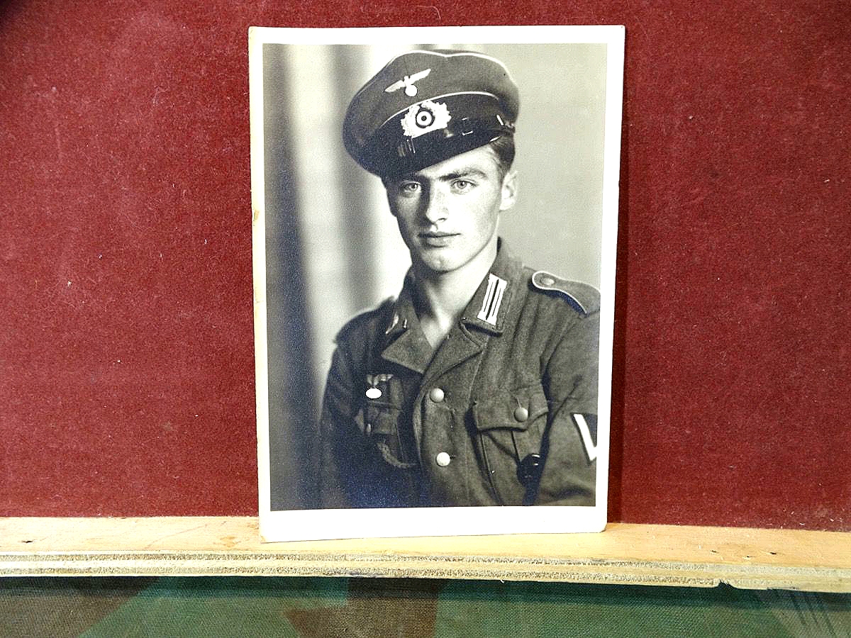 Portrait Postkarte, Wehrmachts Gefreiter, Schirmmütze, Verwundeten Abz. Schwarz, Trillerpfeife