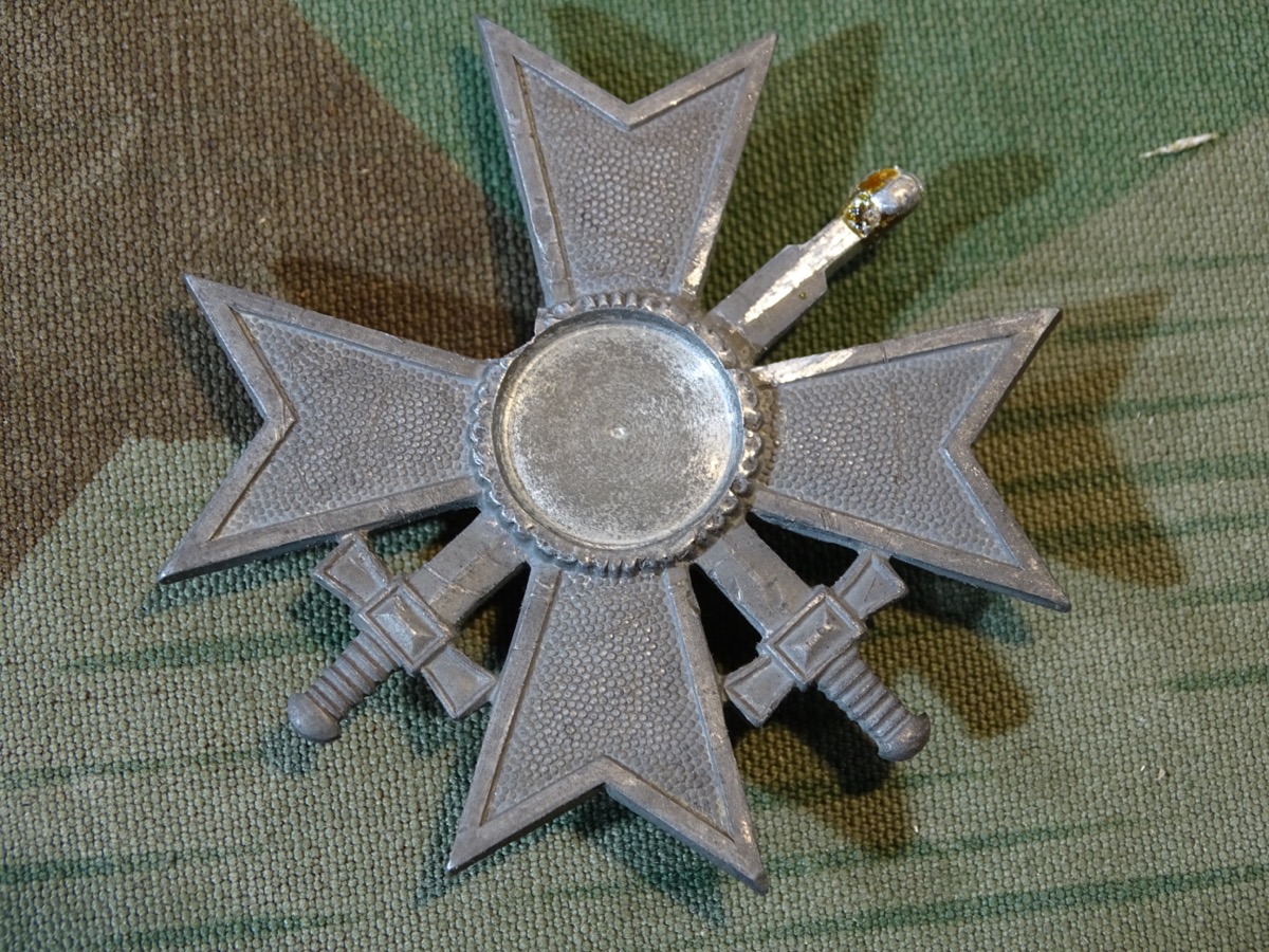 Kriegsverdienstkreuz 1. Klasse 1939, Zink, entnazifiziert, beschliffen ohne Nadel.  