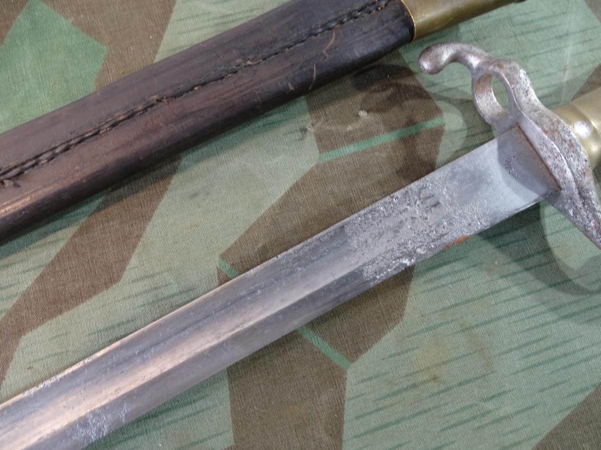 Seitengewehr M 71 mit Lederscheide, mit Schlachtfeld Schaden am Griffknauf, 149 R.E.2.193 Seitengewehr M 71 mit Lederscheide, mit Schlachtfeld Schaden am Griffknauf, 149 R.E.2.193