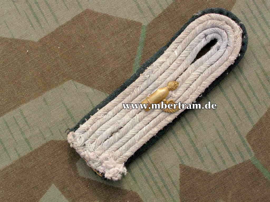 Kriegsmarine: Schulterklappe Leutnant, feldgraue Uniform.