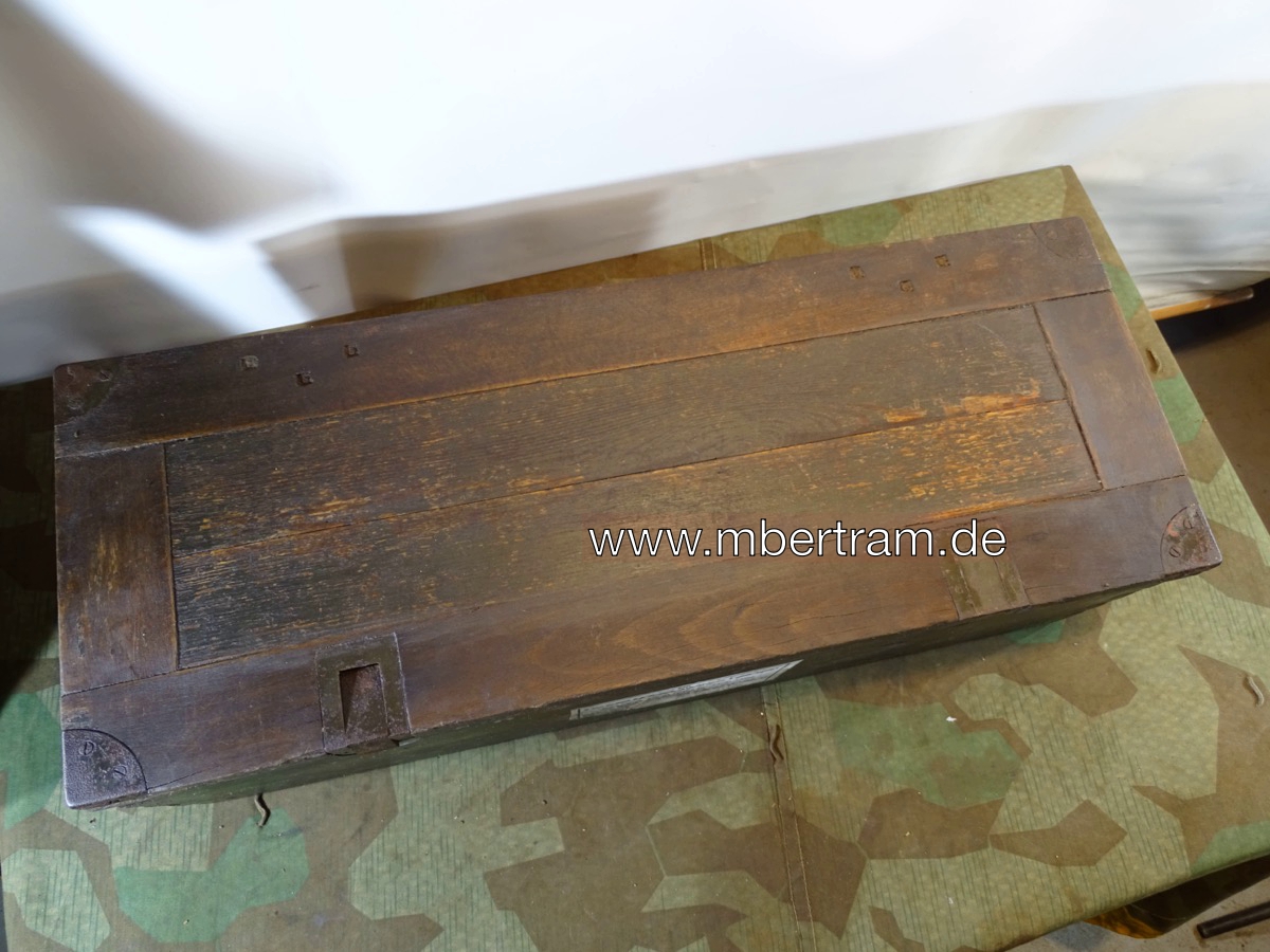 20768-15 Frühe Holz Munitionskiste für 100 Stück 2 cm Spr. Gr. Patr. Flakmunition, mit Inhalt