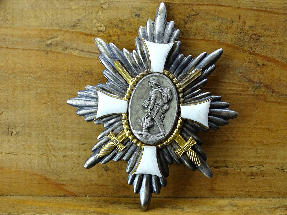 Deutsches Feld-Ehrenzeichen des Weltkrieges, Buntmetall, versilbert, emailliert. 