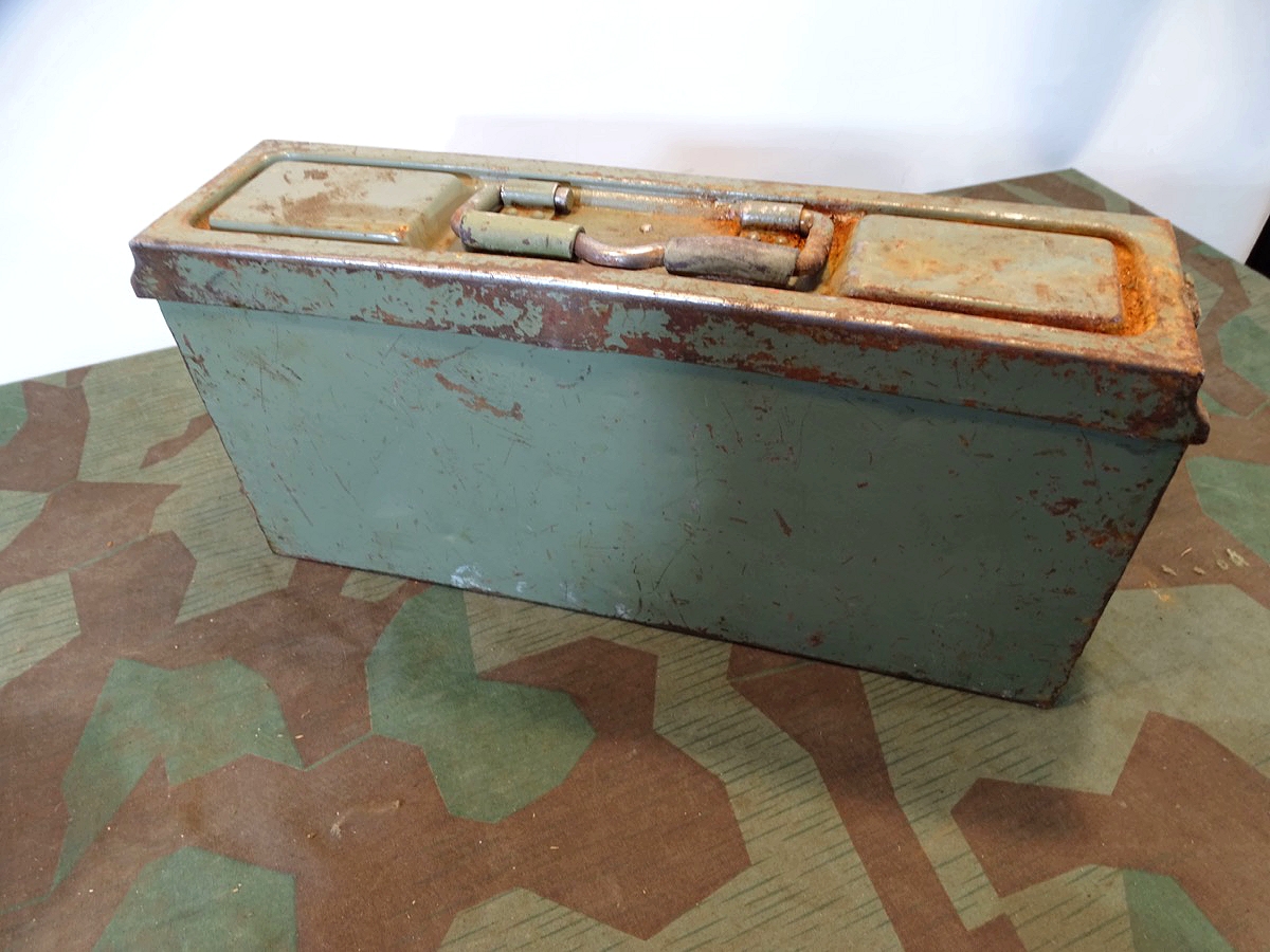 MG 34/42 Patronenkasten 41,  Hst.: "bzl "  gestempelt. Fa. Siemens Wien, überstrichen