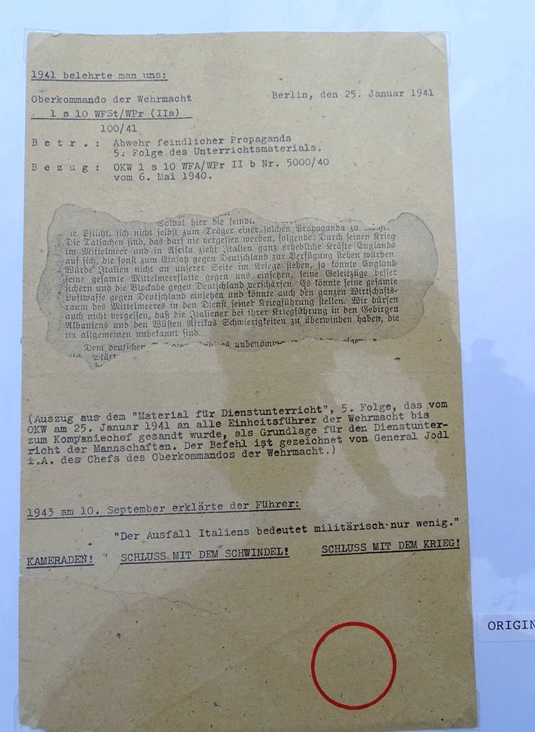 Ordner mit Allierten Abwurf Propaganda Flugblättern des 2. Weltkriegs, 17 Original, 10 Kopie Ordner mit Allierten Abwurf Propaganda Flugblättern des 2. Weltkriegs, 17 Original, 10 Kopie