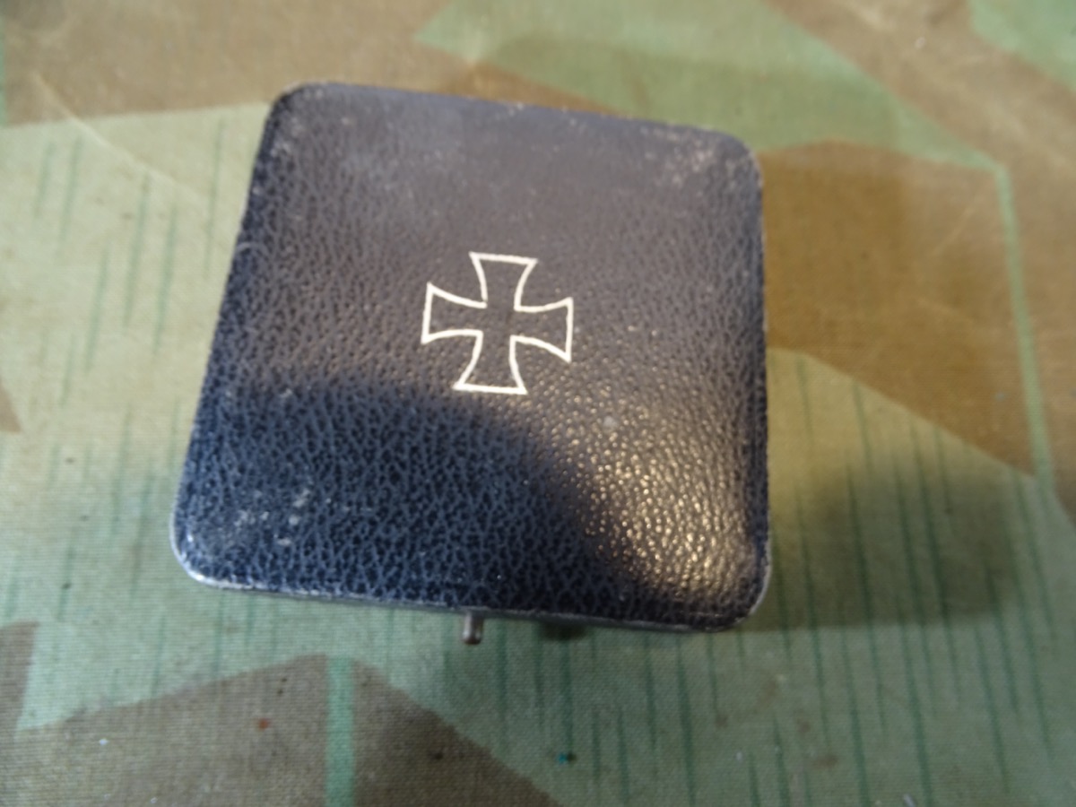 Eisernes Kreuz 1. Klasse 1914 mit Etui. Magnetischer Eisenkern, gewölbt, 800er Silberstempel