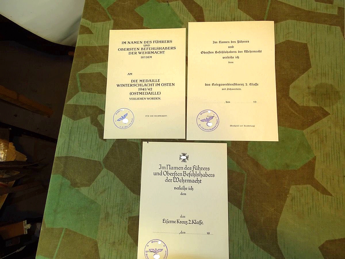 Replik: 3 Blanko Urkunden m. Stempeln, EK 2, Ostmedaille,  KvK 2,  Waffen SS Pz.Abt.17, Götz v Berlichingen