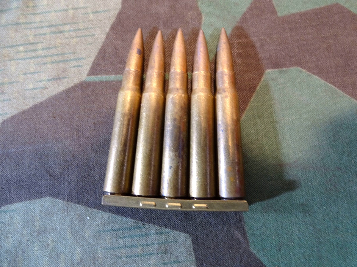 5 Wehrmachts Deko Patronen 8x57 mit Messinghülsen und Ladestreifen, schöner Zustand. 