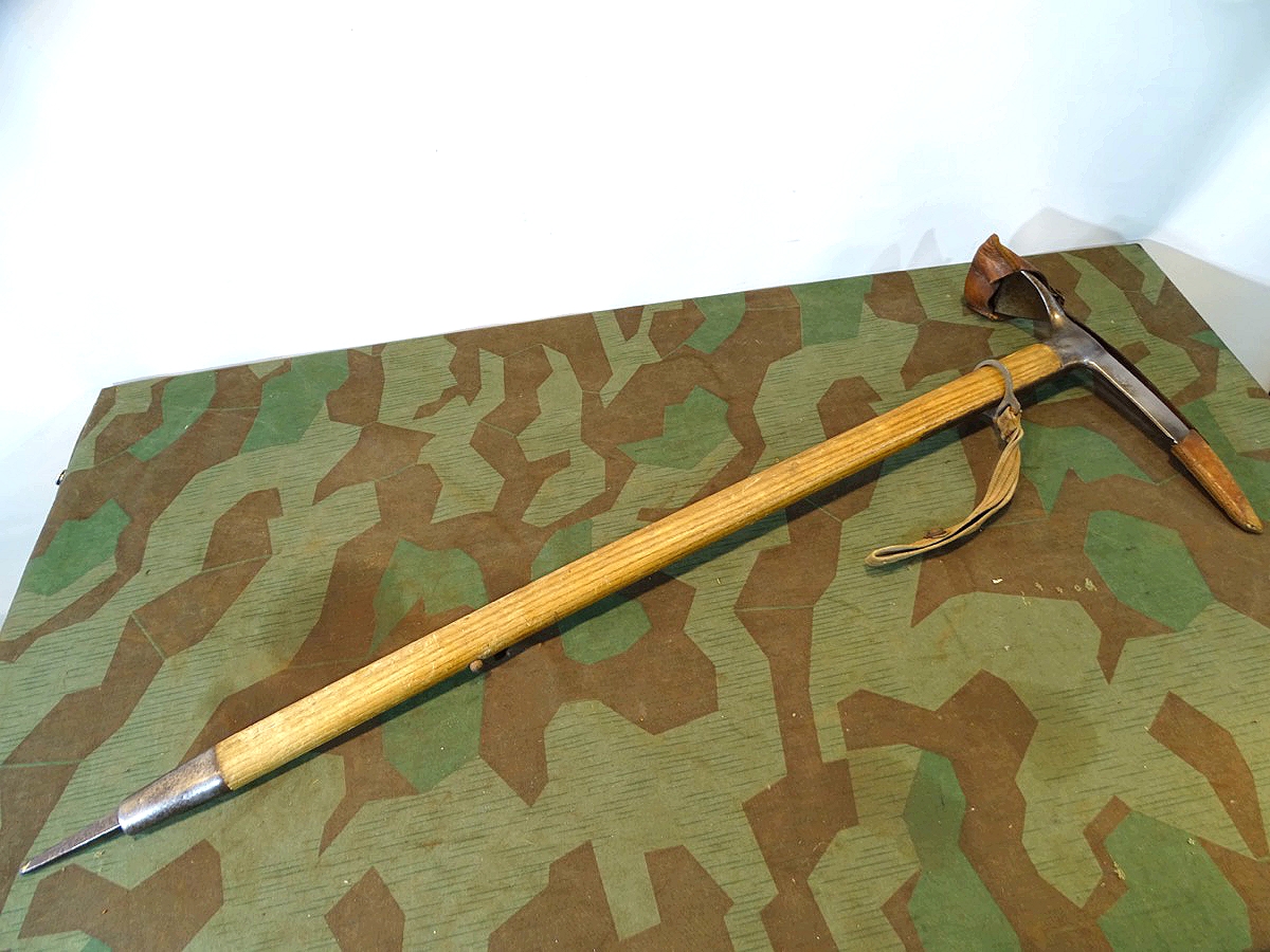 Gebirgsjäger Eispickel 1942 mit Trageschlaufe und Abdeckung