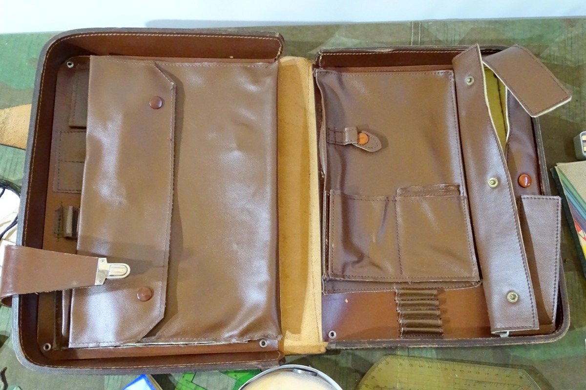 20305-10 DDR NVA Ledertasche Artillerie-Kommandeursbesteck mit Inhalt